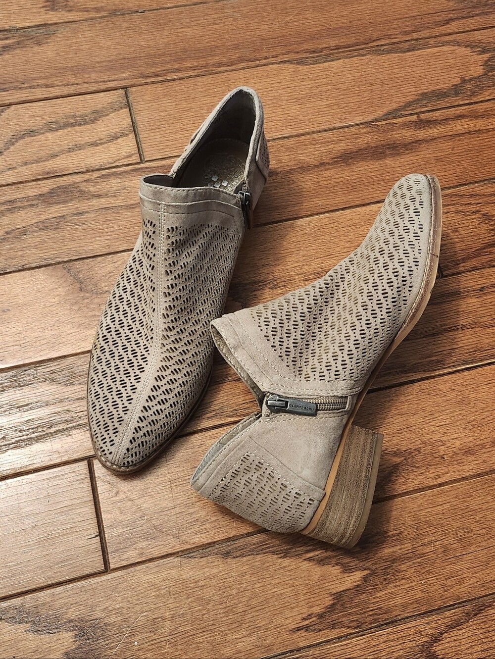 VINCE CAMUTO Clorieea Women's Smoke Cloud Suede Leather Ankle Booties Size 9